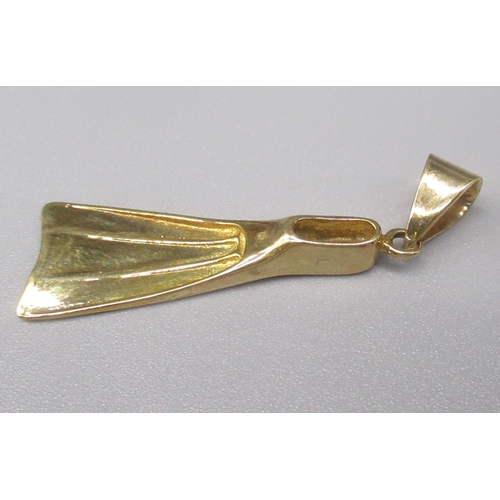 8 - 14ct yellow gold diving fin pendant, stamped 585, 3.8g