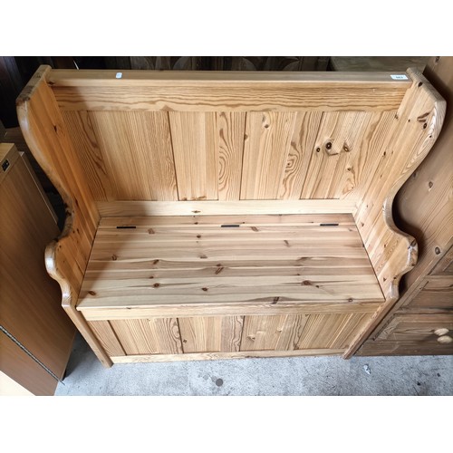 663 - Small pine box seat settle, W91cm D36cm H90cm