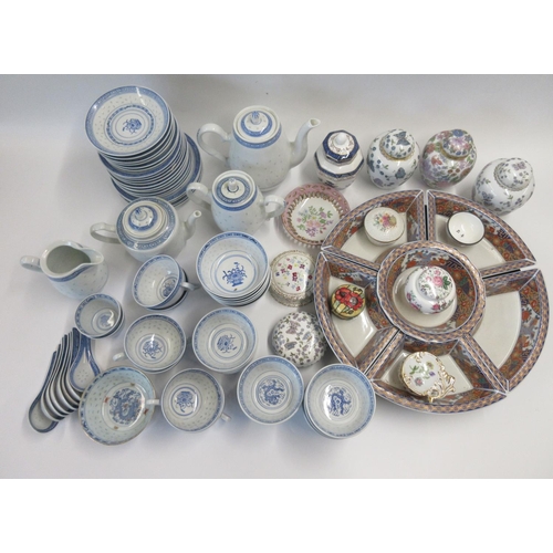 556 - Les Dennis Collection - Collection of Chinese tea ware in blue and white with rice grain design, flo... 