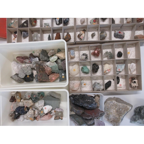 564 - Les Dennis Collection - Collection of various mixed mineral specimens, some identified in catalogue ... 