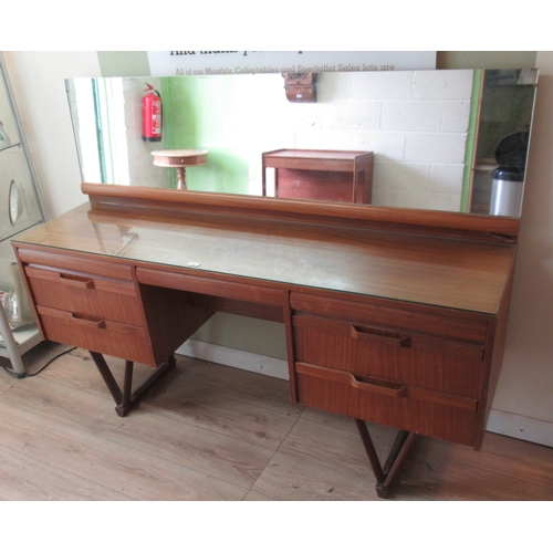 580 - Les Dennis Collection - Mid-century Eon teak kneehole dressing table, with seven drawers on angled s... 