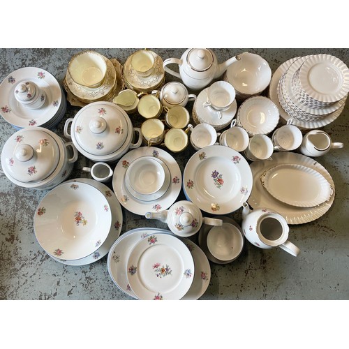 557 - Les Dennis Collection - Collection of Tirschenreuth Bavaria dinner ware, Plant tuscan china tea ware... 