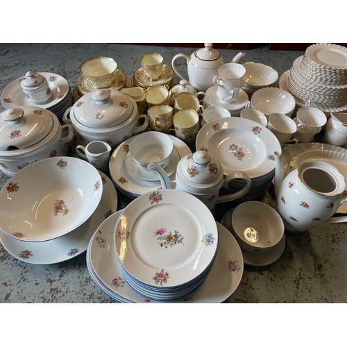 557 - Les Dennis Collection - Collection of Tirschenreuth Bavaria dinner ware, Plant tuscan china tea ware... 