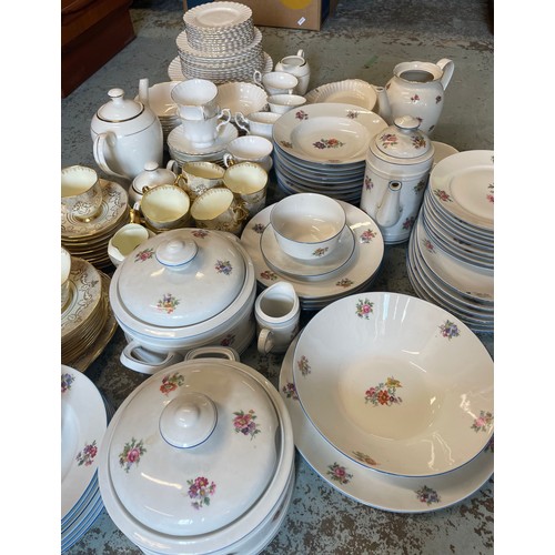 557 - Les Dennis Collection - Collection of Tirschenreuth Bavaria dinner ware, Plant tuscan china tea ware... 