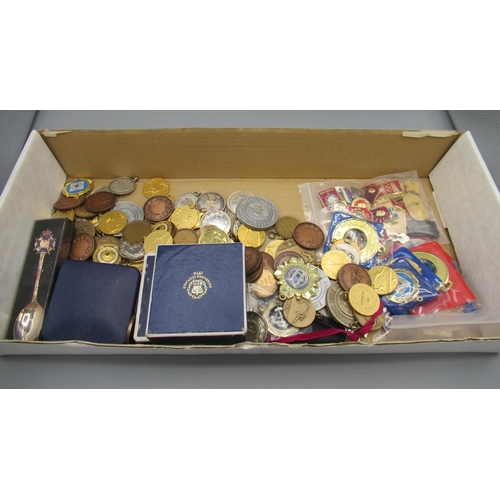 565 - Les Dennis Collection - Collection of Commonwealth Games badges incl. Cardiff 1958 & Edinburgh 1970 ... 