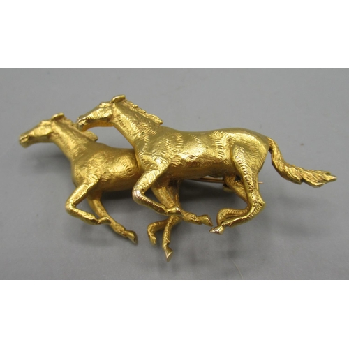 1002 - 9ct yellow gold brooch in the form of galloping horses, by Alabaster and Wilson, stamped 9 375, 18.2... 