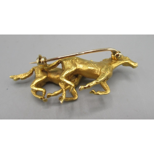 1002 - 9ct yellow gold brooch in the form of galloping horses, by Alabaster and Wilson, stamped 9 375, 18.2... 