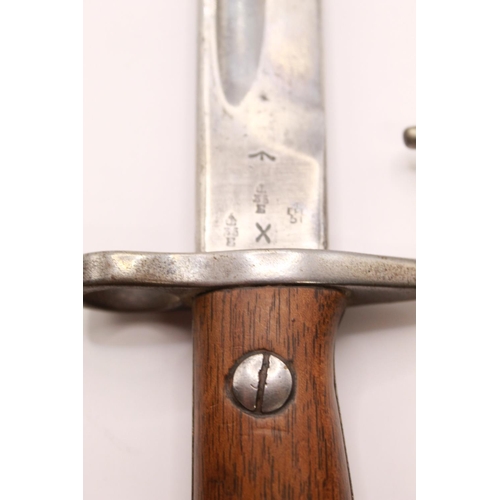 300 - Unusual British 1907 Mk I bayonet with hooked quillon (officially removed 1913), complete with origi... 