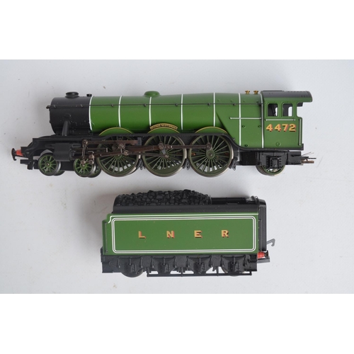 1017 - Hornby R1019 OO gauge Flying Scotsman electric train set  with LNER Class A1 Flying Scotsman and 3 t... 