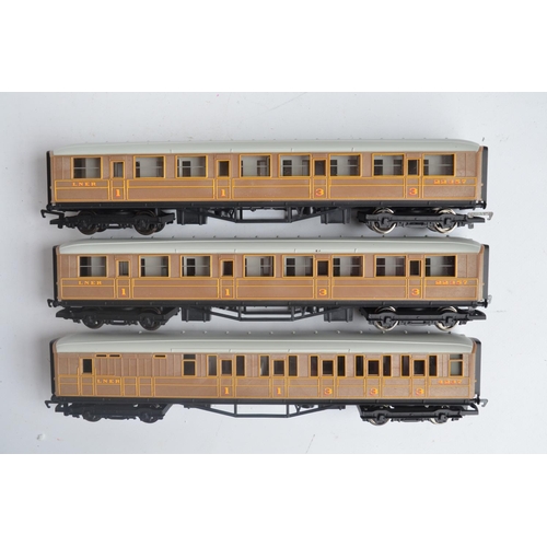 1017 - Hornby R1019 OO gauge Flying Scotsman electric train set  with LNER Class A1 Flying Scotsman and 3 t... 