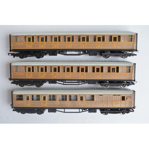 1017 - Hornby R1019 OO gauge Flying Scotsman electric train set  with LNER Class A1 Flying Scotsman and 3 t... 