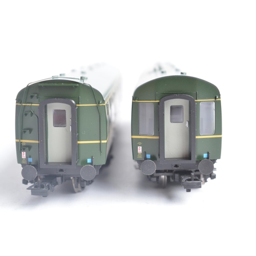 1022 - Bachmann OO gauge 32-326 BR green Class 105 2 car DMU with speed whiskers electric train set with po... 