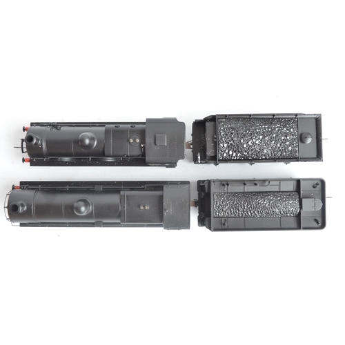 1029 - Two highly detailed OO gauge electric steam train models from Bachmann, both in LMS black livery to ... 