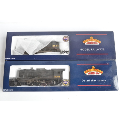 1030 - Two OO gauge highly detailed Bachmann electric steam locomotive models in LNER black livery to inclu... 