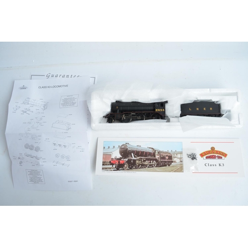 1030 - Two OO gauge highly detailed Bachmann electric steam locomotive models in LNER black livery to inclu... 