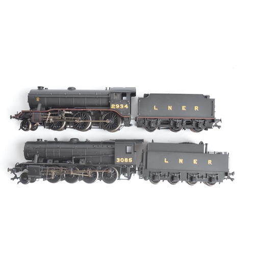 1030 - Two OO gauge highly detailed Bachmann electric steam locomotive models in LNER black livery to inclu... 