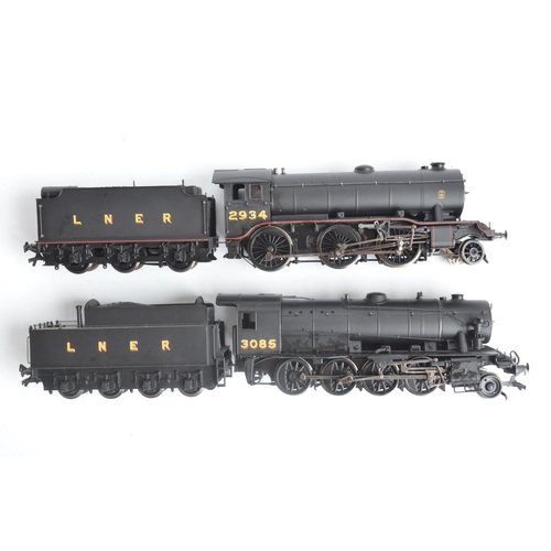 1030 - Two OO gauge highly detailed Bachmann electric steam locomotive models in LNER black livery to inclu... 