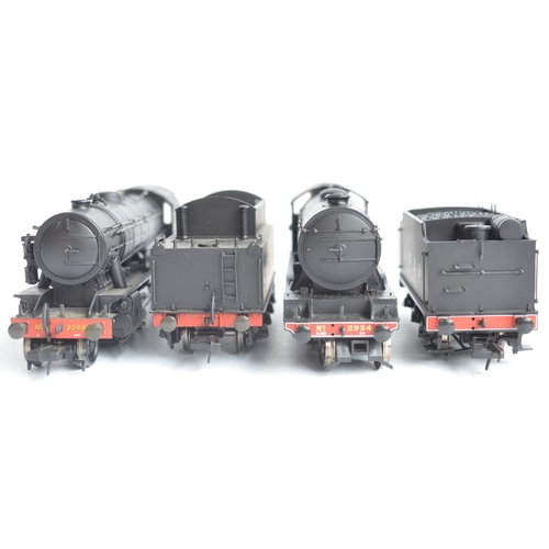 1030 - Two OO gauge highly detailed Bachmann electric steam locomotive models in LNER black livery to inclu... 