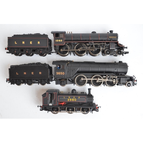 1031 - Three OO gauge LNER black livery electric steam train models to include Hornby R861 Class J52 0-6-0T... 