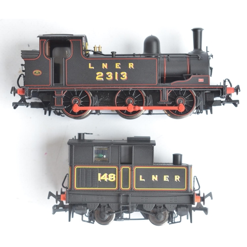 1032 - Two highly detailed OO gauge LNER black livery electric train models to include Bachmann 31-060 J72 ... 