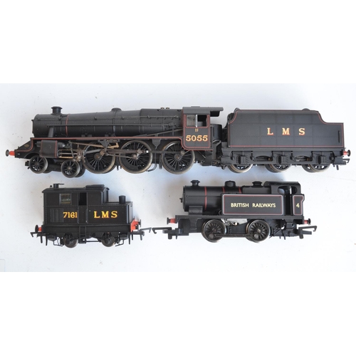 1040 - Three OO gauge electric steam train models, all in black livery to include Hornby R2245 BR 0-4-0T in... 