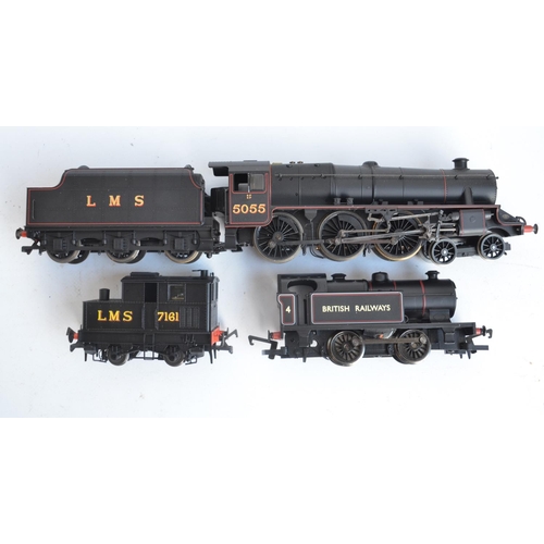 1040 - Three OO gauge electric steam train models, all in black livery to include Hornby R2245 BR 0-4-0T in... 