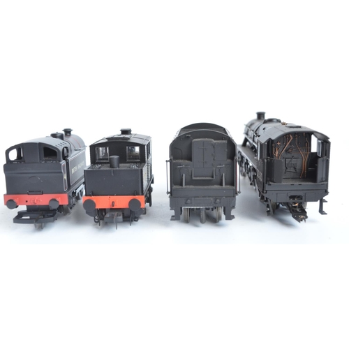 1040 - Three OO gauge electric steam train models, all in black livery to include Hornby R2245 BR 0-4-0T in... 