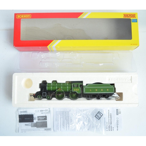 1043 - Three Hornby OO gauge lined green LNER liveried electric steam train models to include R2164A Class ... 