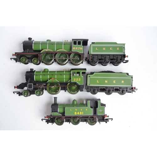 1043 - Three Hornby OO gauge lined green LNER liveried electric steam train models to include R2164A Class ... 