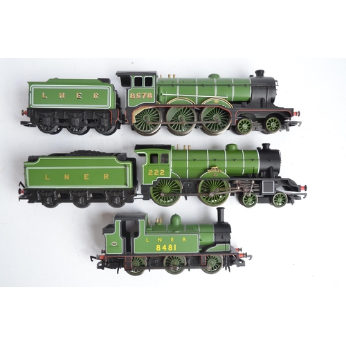 1043 - Three Hornby OO gauge lined green LNER liveried electric steam train models to include R2164A Class ... 