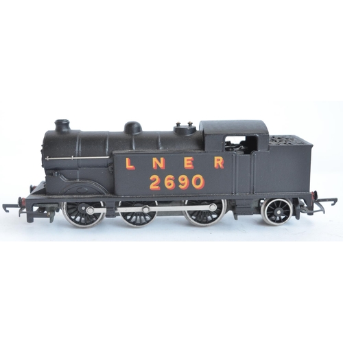 1054 - Boxed Wrenn W2217/A LNER black liveried N2 0-6-2 2690, model in very good overall condition, box ver... 