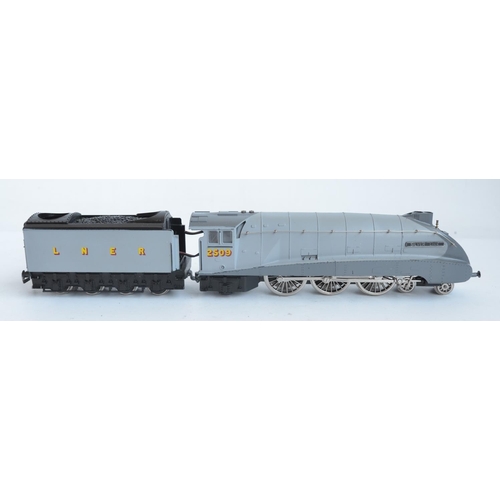 1055 - Boxed Trix Trains 1188 OO gauge LNER silver liveried Class A4 4-6-2 2509 'Silver Link', model in goo... 