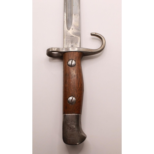 300 - Unusual British 1907 Mk I bayonet with hooked quillon (officially removed 1913), complete with origi... 