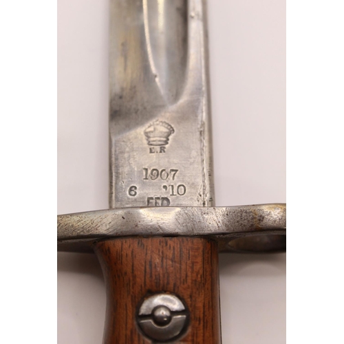 300 - Unusual British 1907 Mk I bayonet with hooked quillon (officially removed 1913), complete with origi... 