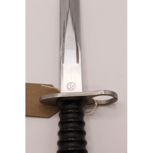 312 - Swiss M1957 bayonet, complete with original plastic scabbard. Victorinox 'V' above serial no. and th... 