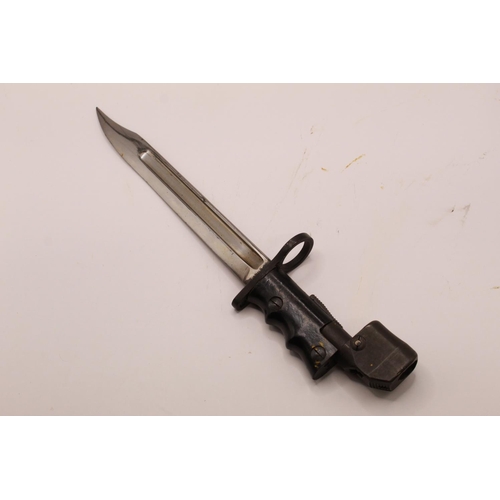 313 - British No. 7 Mk 1/L Lee Enfield bayonet, complete with original scabbard. Serial no. 8286. Blade L2... 