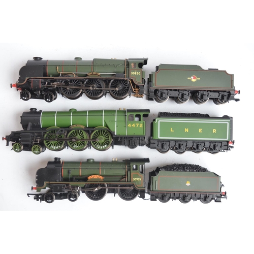 1077 - Three boxed OO gauge electric steam train models from Hornby to include R3284TTS LNER Class A1 'Flyi... 