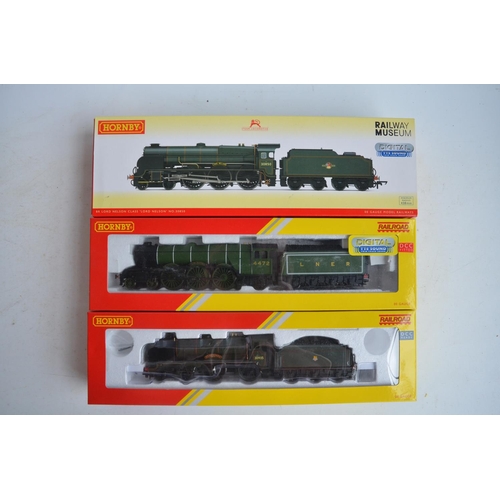 1077 - Three boxed OO gauge electric steam train models from Hornby to include R3284TTS LNER Class A1 'Flyi... 