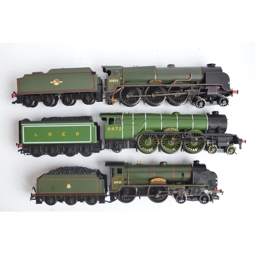 1077 - Three boxed OO gauge electric steam train models from Hornby to include R3284TTS LNER Class A1 'Flyi... 