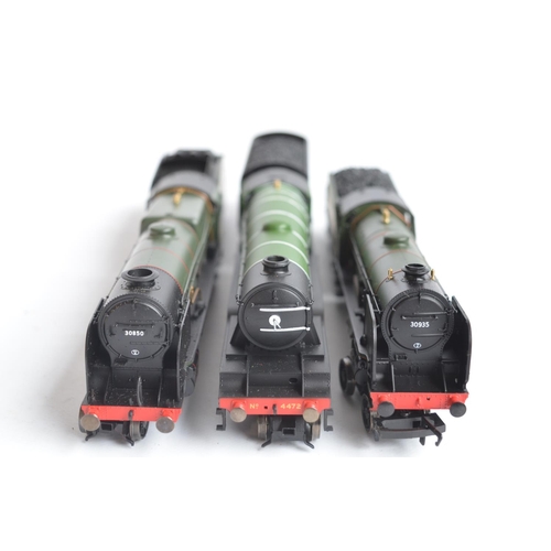 1077 - Three boxed OO gauge electric steam train models from Hornby to include R3284TTS LNER Class A1 'Flyi... 