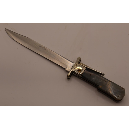 1115 - French made hunting knife with 18cm steel (inox) blade. Steel double cross guard and two piece horn ... 