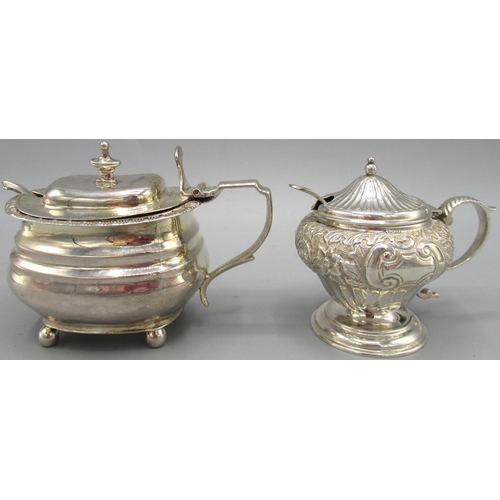 1045 - William IV silver mustard pot stood on four ball feet, gadrooned border, inner Bristol blue liner an... 