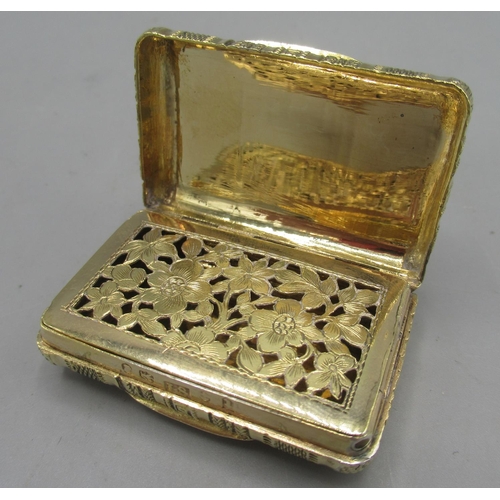 1041 - George III gilt silver vinaigrette in rounded rectangular form with bands of engine turned and Greek... 