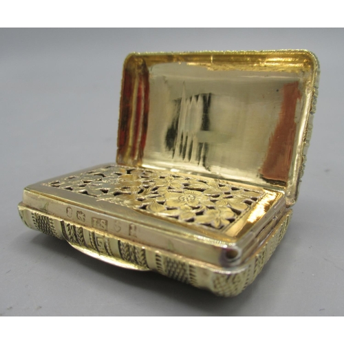 1041 - George III gilt silver vinaigrette in rounded rectangular form with bands of engine turned and Greek... 