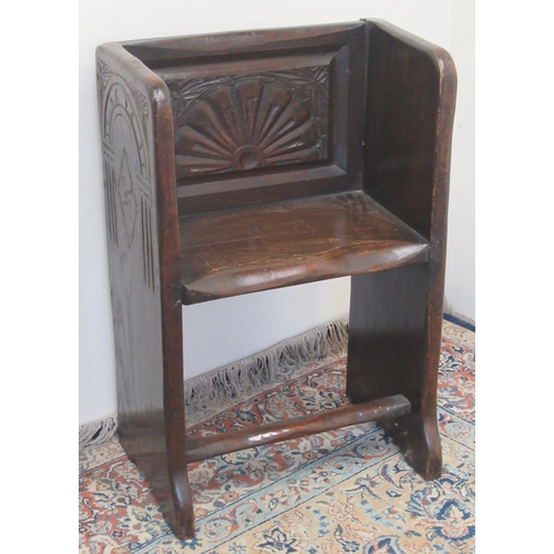 1444 - 17th century style small oak pew, with fan carved back and shaped seat, solid end supports carved wi... 