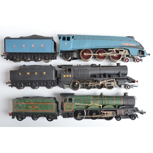 1104 - Five metal bodied OO gauge electric locomotive models to include 3x Wrenn, 1x Hornby Dublo (Castle C... 