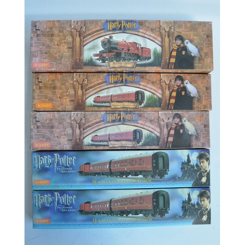 1114 - Hornby OO gauge R2284 Hogwarts Express Castle Class electric steam locomotive model (fair/good condi... 