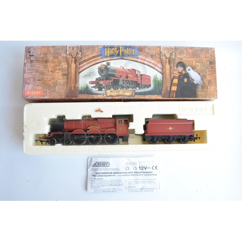 1114 - Hornby OO gauge R2284 Hogwarts Express Castle Class electric steam locomotive model (fair/good condi... 