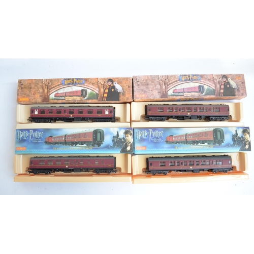 1114 - Hornby OO gauge R2284 Hogwarts Express Castle Class electric steam locomotive model (fair/good condi... 