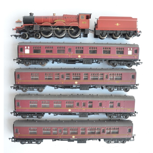 1114 - Hornby OO gauge R2284 Hogwarts Express Castle Class electric steam locomotive model (fair/good condi... 